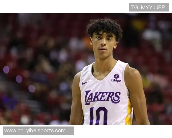 克里斯蒂全力参与训练营提升球队默契为新赛季做好充分准备 克里斯蒂全力参与训练营提升球队默契为新赛季做好充分准备