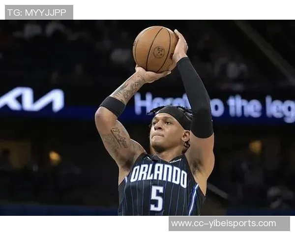 乌布雷与班凯罗体重差异明显却在场上展现顽强对抗精神 乌布雷与班凯罗体重差异明显却在场上展现顽强对抗精神